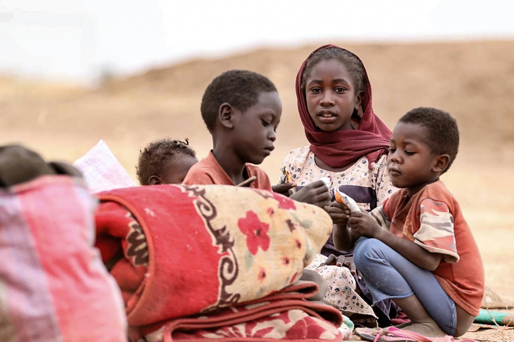 أطفال سودانيون نازحون يتجمعون في مخيم بالقرب من بلدة طويلة في شمال دارفور في 11 شباط/فبراير 2025 (أ ف ب)   