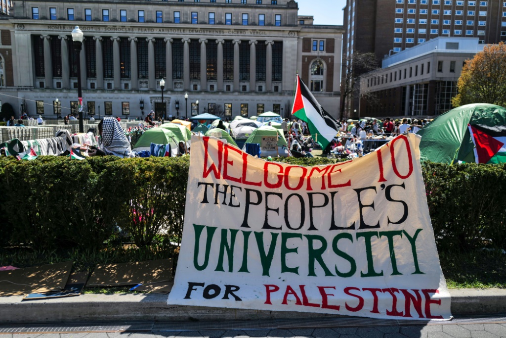 أوضحت آني لاي، أستاذة القانون في جامعة كاليفورنيا بإيرفاين، أن عملية ترحيل حاملي البطاقة الدائمة تتطلب عادة أمرا من قاضٍ للهجرة (ا ف ب)