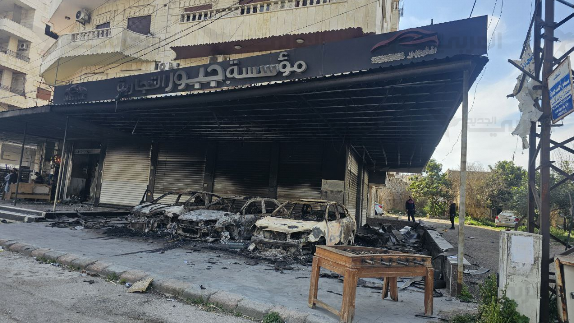 سيارات محترقة في جبلة (العربي الجديد)
