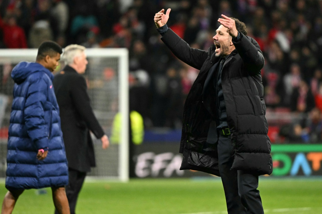 الأرجنتيني دييغو سيميوني مدرب أتلتيكو مدريد بعد انتهاء مواجهة ريال مدريد في إياب ثمن نهائي دوري أبطال أوروبا لكرة القدم. مدريد، في 12 آذار/مارس 2025 (أ ف ب)   