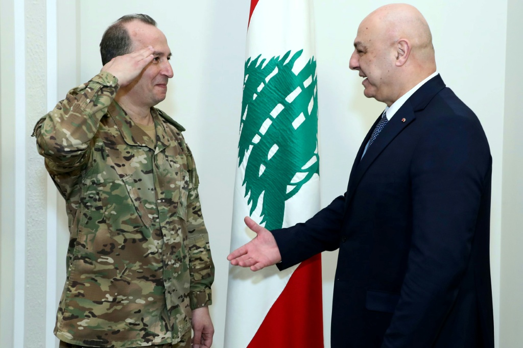الرئيس اللبناني جوزاف عون والقائد الجديد للجيش رودولف هيكل في 13 آذار/مارس 2025 (أ ف ب)   
