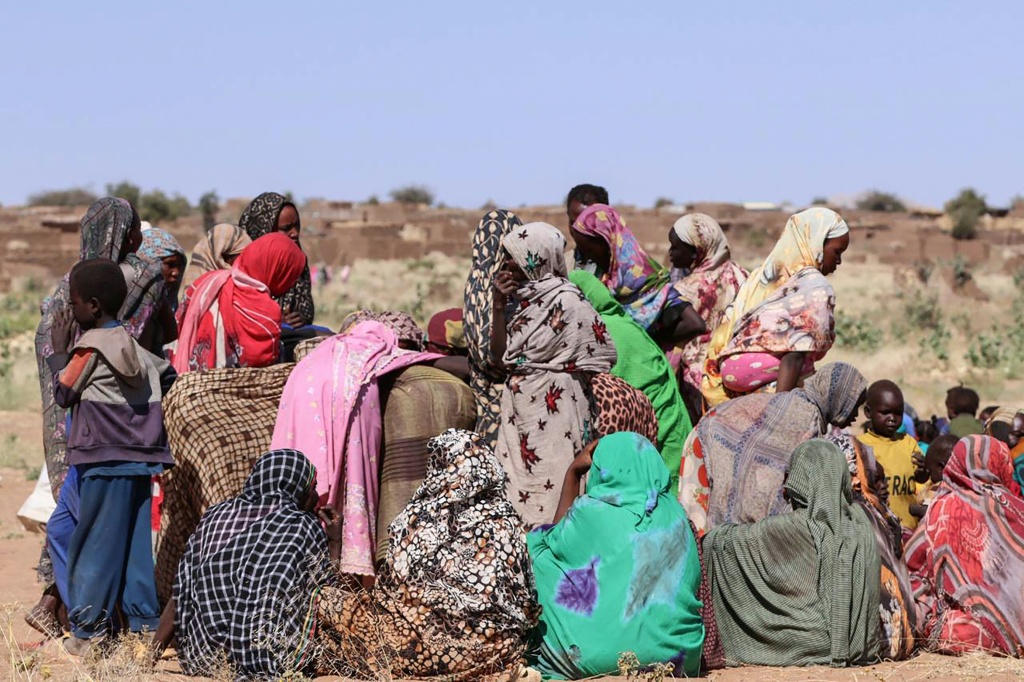 نساء وأطفال نزحوا في السودان عند مخيم قرب مدينة طويلة في شمال دارفور بتاريخ 11 شباط/فبراير 2025 (أ ف ب)   