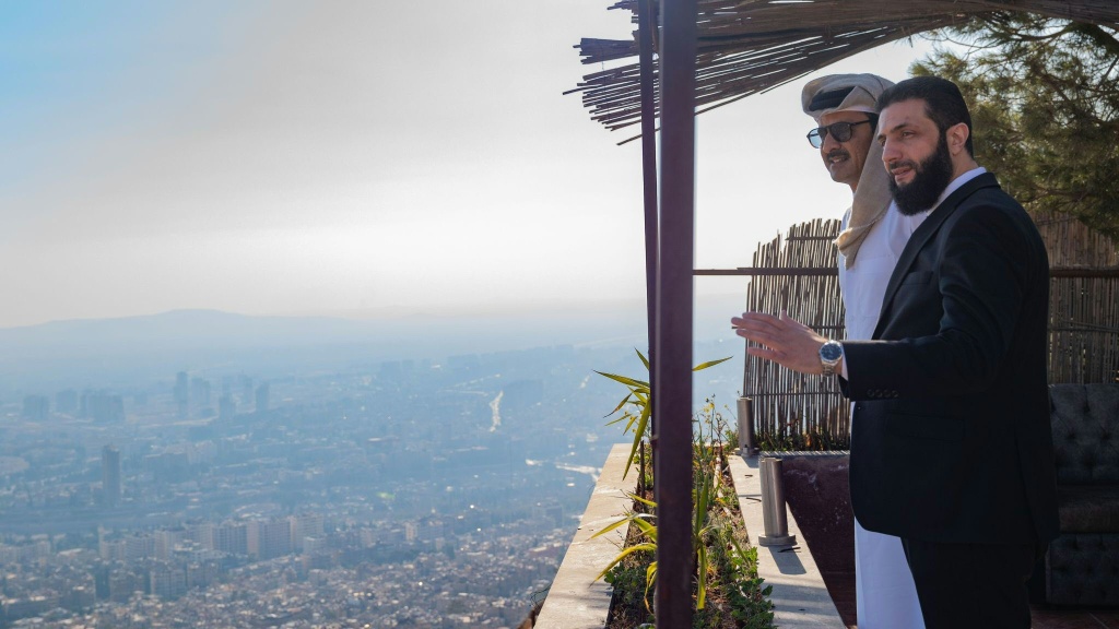 صورة نشرت على حساب أمير قطر تميم بن حمد آل ثاني على منصة "إكس" في 30 كانون الثاني/يناير 2025 تظهره مع الرئيس السوري الانتقالي أحمد الشرع على جبل يُطل على دمشق (أ ف ب)   