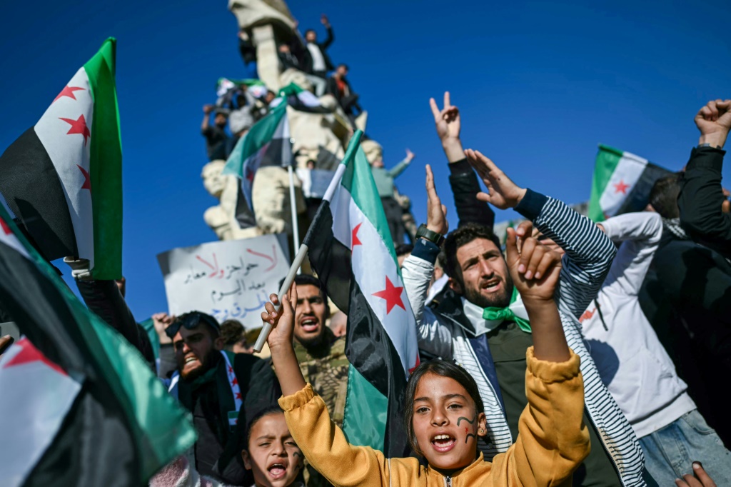 واجه الرئيس السوري المؤقت أحمد الشرع تحديات جسيمة مثل إصلاح الفوضى الاقتصادية، وفرض الأمن، ومنع البلاد من الانقسام على أسس طائفية (أ ف ب)