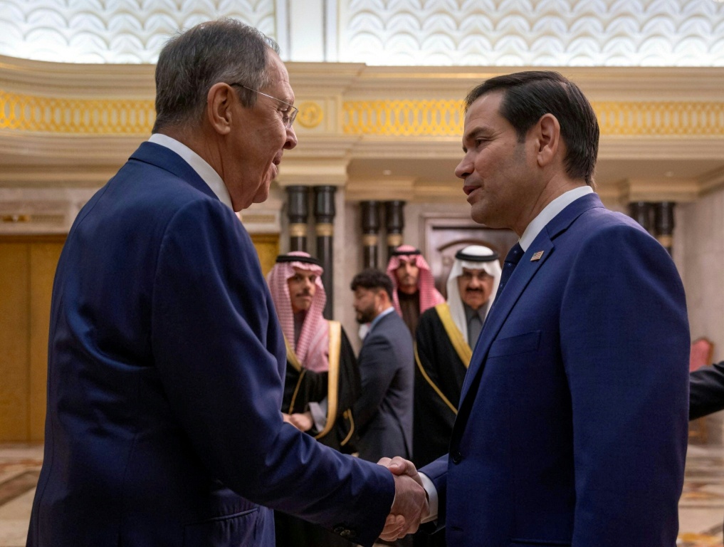 وزير الخارجية الأميركي ماركو روبيو (الى اليمين) ونظيره الروسي سيرغي لافروف خلال مباحثات في السعودية في 18 شباط/فبراير 2025 (أ ف ب)   