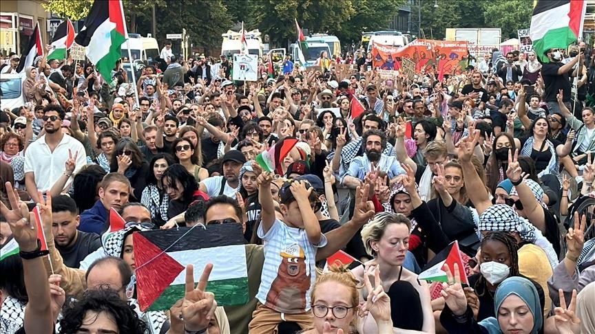 تجمع المتظاهرون في واشنطن بالقرب من مبنى وكالة إنفاذ قوانين الهجرة والجمارك الأمريكية (الاناضول)