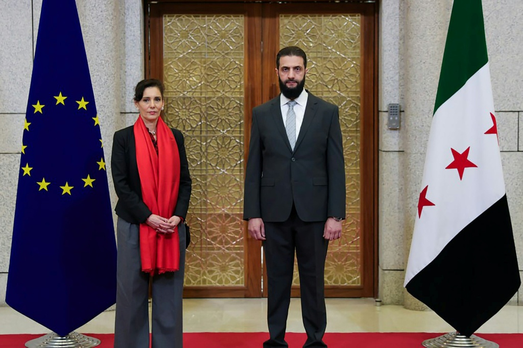    صورة وفرتها وكالة الأنباء السورية (سانا) تظهر قائد الإدارة السورية الجديدة أحمد الشرع مع مسؤولة إدارة الأزمات في الاتحاد الأوروبي حاجة لحبيب في دمشق في 17 كانون الثاني/يناير 2025 (أ ف ب)   