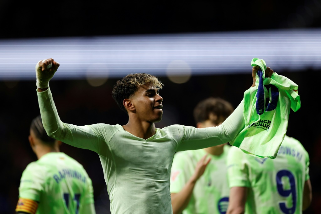 لامين جمال مهاجم برشلونة يحتفل بهدفه في مرمى أتلتيكو مدريد (4-2) في الدوري الإسباني لكرة القدم. مدريد، في 16 آذار/مارس 2025 (ا ف ب)   