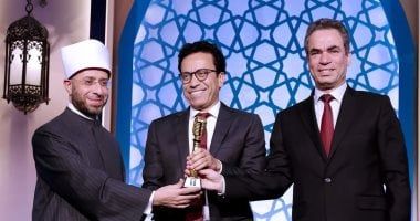 سامح حسين قد تم تكريمه أول أمس في حفل أقامته الهيئة الوطنية للإعلام بحضور الدكتور أسامة الأزهري وزير الأوقاف والكاتب أحمد المسلماني رئيس الهيئة الوطنية للإعلام (اعلام مصري9