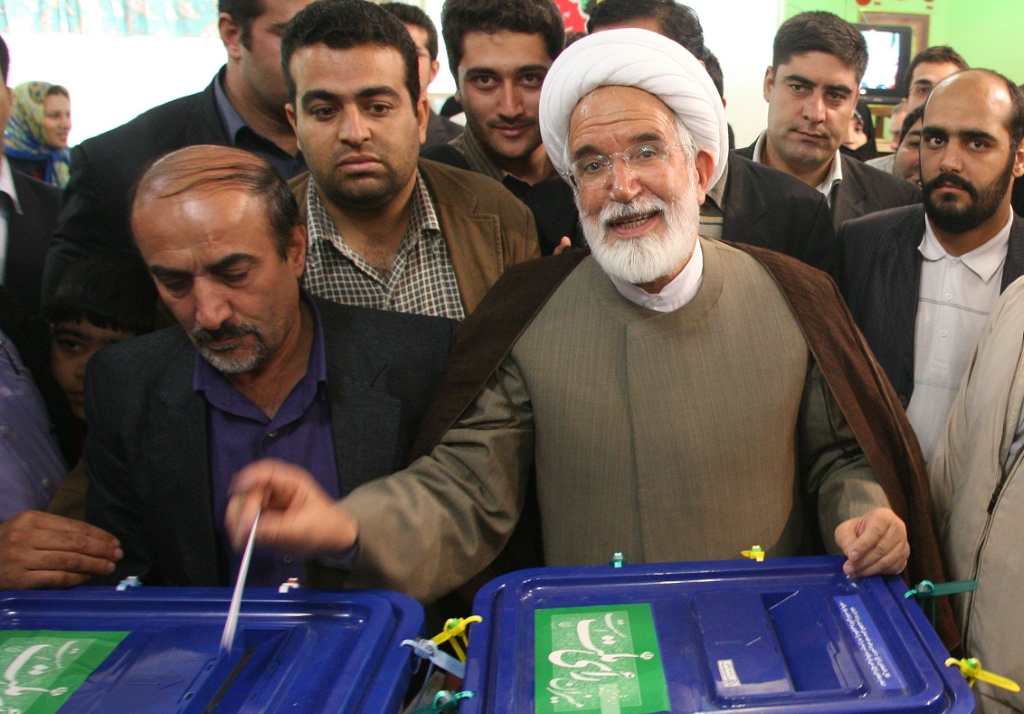    صورة من الارشيف التقطت بتاريخ 12 حزيران/يونيو 2009 تظهر مهدي كروبي أثناء إدلائه بصوته في طهران (أ ف ب)   