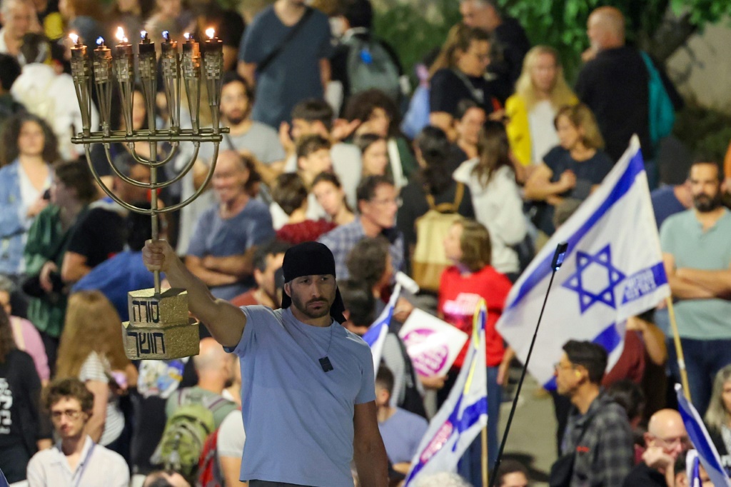 فجر الثلاثاء، جددت إسرائيل عدوانها على قطاع غزة لتنهي بذلك اتفاق تبادل الأسرى ووقف إطلاق النار (ا ف ب)