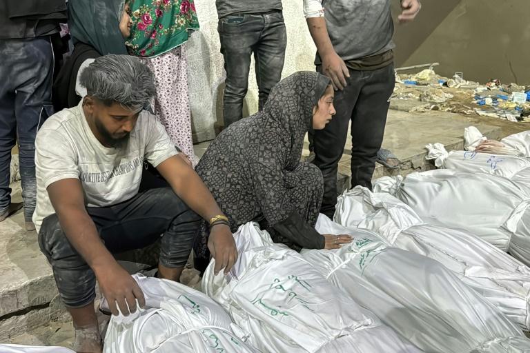 وقوع أكثر من 400 شهيد معظمهم من النساء والأطفال ومئات الجرحى (أ ف ب)
