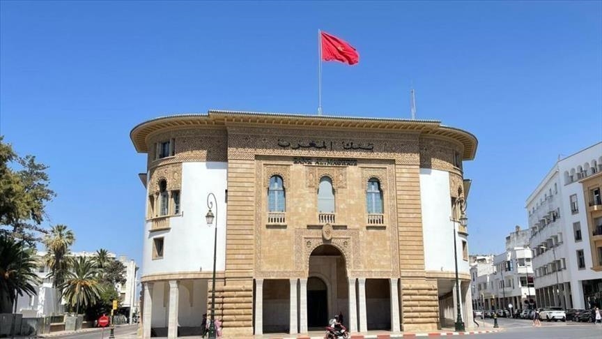 وضح البنك أن القرار يأتي "بعدما سجل المجلس ديناميكية ملحوظة في نشاط القطاعات غير الفلاحية، وفي ظل التزام الحكومة مواصلة تعزيز التوازنات الاقتصادية" (الاناضول)