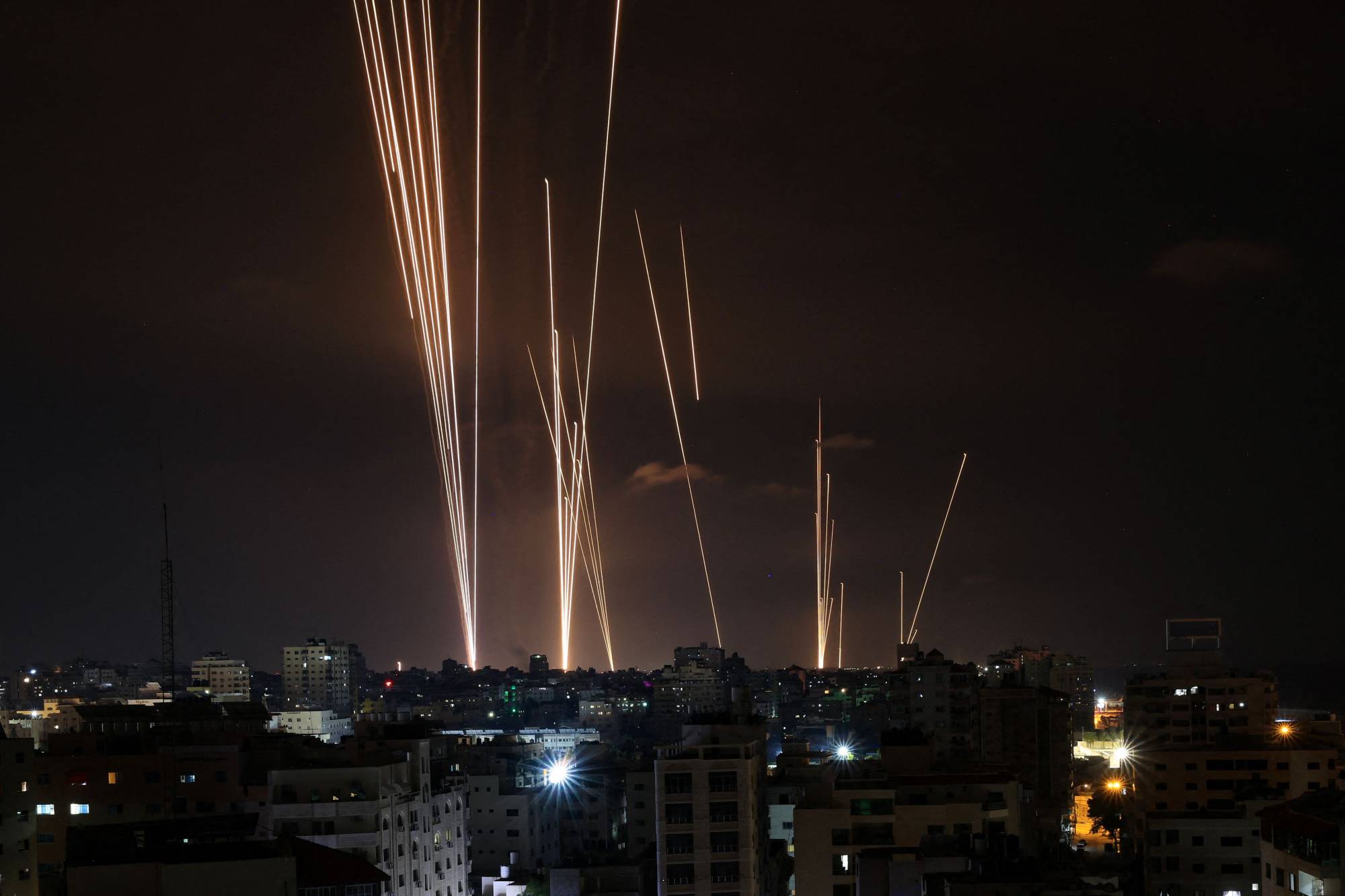 صواريخ أطلقتها «حماس» وفصائل فلسطينية باتجاه إسرائيل في 7 أكتوبر 2023 (أ.ف.ب)
