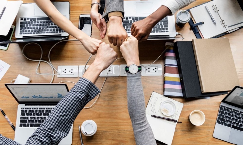 إدارة أعباء العمل بذكاء.. دليلكِ لتحقيق الإنتاجية دون إرهاق (زهرة الخليج)