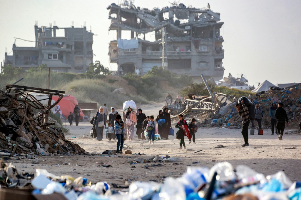 فلسطينيون ينزحون من بيت حانون جراء الغارات الجوية الإسرائيلية على قطاع غزة في 18 آذار/مارس 2025 (ا ف ب)   