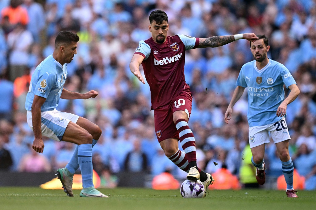 لاعب وسط وست هام يونايتد البرازيلي لوكاس باكيتا يحاول المرور من الإسباني رودري لاعب مانشستر سيتي (إلى اليسار) خلال مباراة بين الفريقين على ملعب الاتحاد في مانشستر، شمال غرب إنكلترا في 19 أيار/مايو 2024 (أ ف ب)   