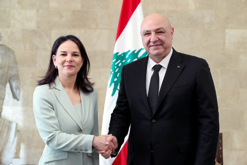 الرئيس اللبناني جوزاف عون مصافحا وزيرة الخارجية الالمانية انالينا بيربوك في القصر الرئاسي في بعبدا في 19 اذار/مارس 2025 (أ ف ب)   