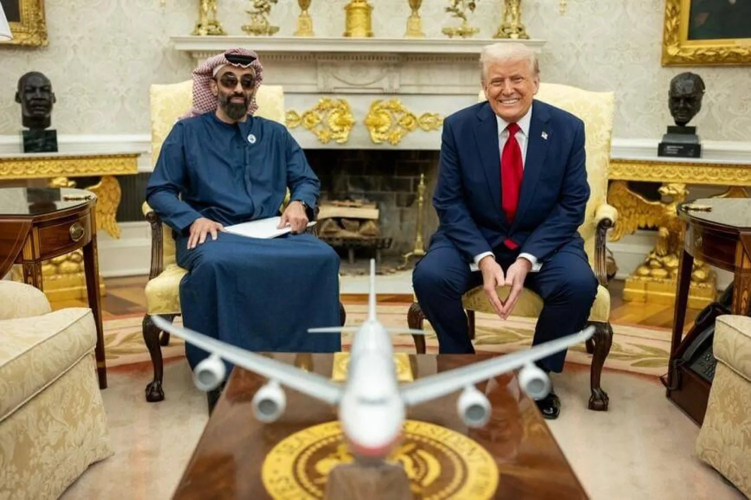 الرئيس الأميركي دونالد ترمب مع الشيخ طحنون بن زايد آل نهيان نائب حاكم إمارة أبوظبي ومستشار الأمن الوطني في الإمارات خلال اللقاء (وام)