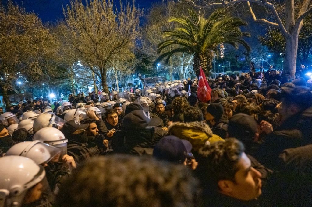 متظاهرون يشتبكون مع شرطة مكافحة الشغب خلال مظاهرة أمام مقر بلدية إسطنبول الكبرى في 19 آذار/مارس 2025، عقب اعتقال رئيس بلدية إسطنبول أكرم إمام أوغلو. (أ ف ب)   
