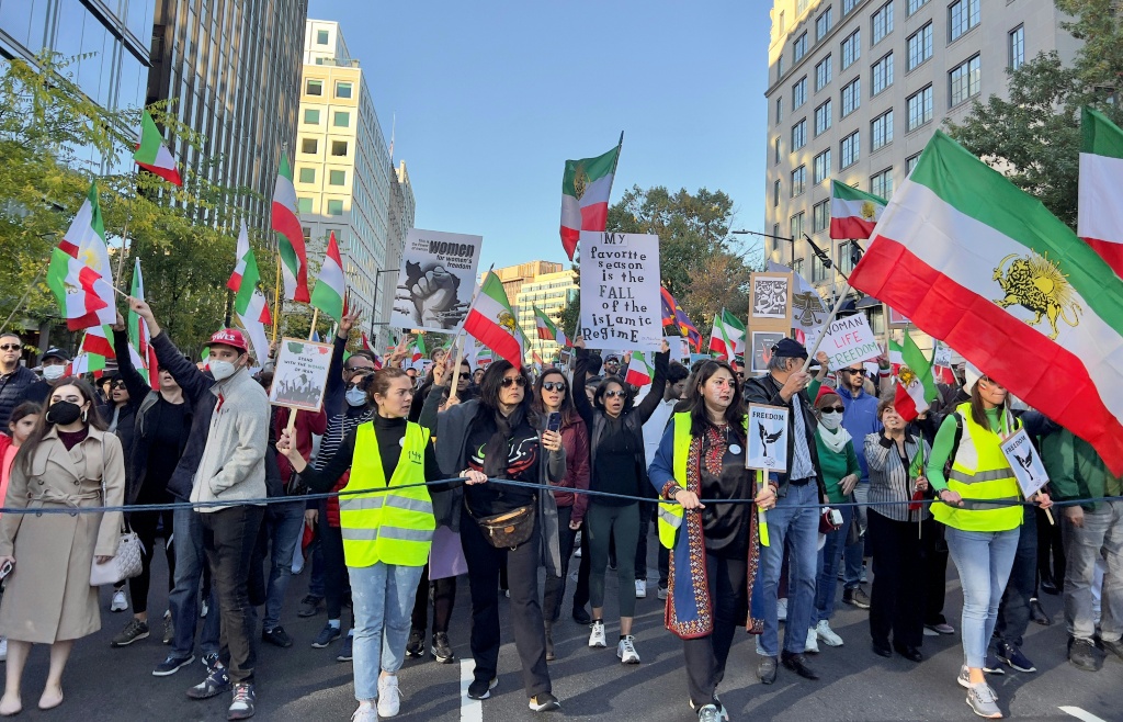    متظاهرون مؤيدون للمحتجين في إيران أثناء مسيرة في واشنطن بتاريخ 29 تشرين الاول/أكتوبر 2022 (أ ف ب)   