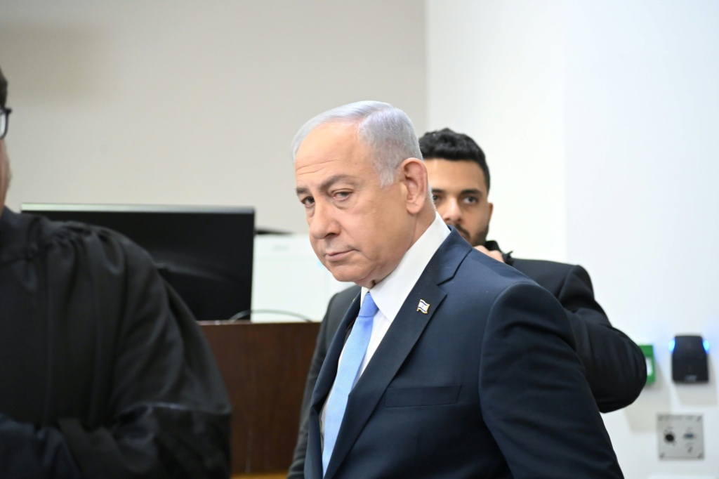 رئيس الوزراء الإسرائيلي بنيامين نتانياهو خلال إحدى جلسات محاكمته بتهم فساد في تل أبيب في 12 شباط/فبراير 2025 (ا ف ب)   
