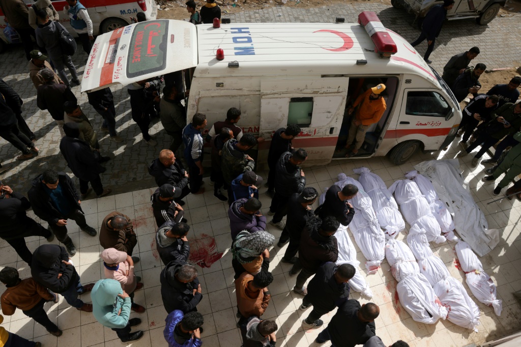 فلسطينيون يؤدون صلاة الجنازة خارج المستشفى الاندونيسي شمال غزة (أ ف ب)   