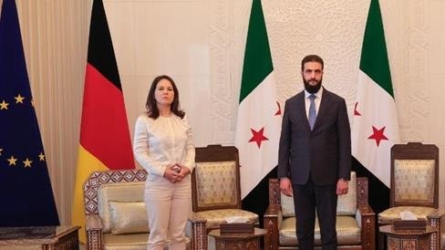 قالت الرئاسة إن "الشرع ووزير الخارجية أسعد الشيباني يستقبلان وفدا من جمهورية ألمانيا الاتحادية على رأسه وزيرة الخارجية السيدة أنالينا بيربوك، ونائب رئيس البرلمان الأوروبي آرمين لاشيت، في قصر الشعب بدمشق (الاناضول)