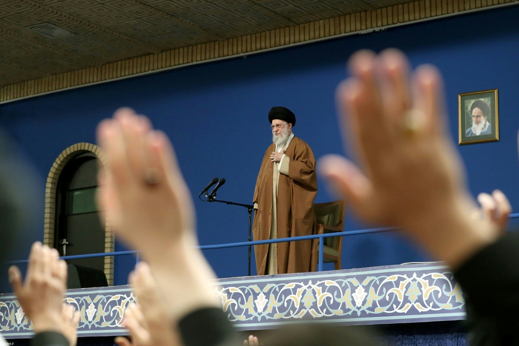 المرشد الأعلى للجمهورية الإسلامية آية الله علي خامنئي قبيل إلقائه خطابا في 21 آذار/مارس 2025 (ا ف ب)   