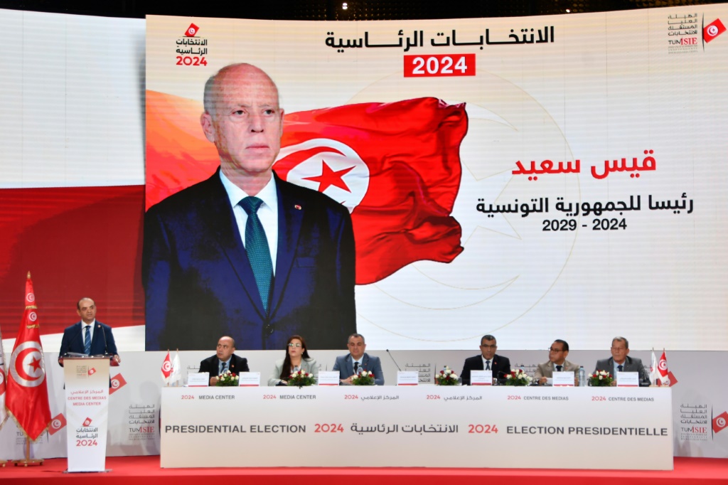 رئيس الهيئة الانتخابية في تونس فاروق بوعسكر يعلن فوز الرئيس قيس سعيّد بولاية ثانية في السابع من تشرين الأول/أكتوبر 2024 (ا ف ب)   