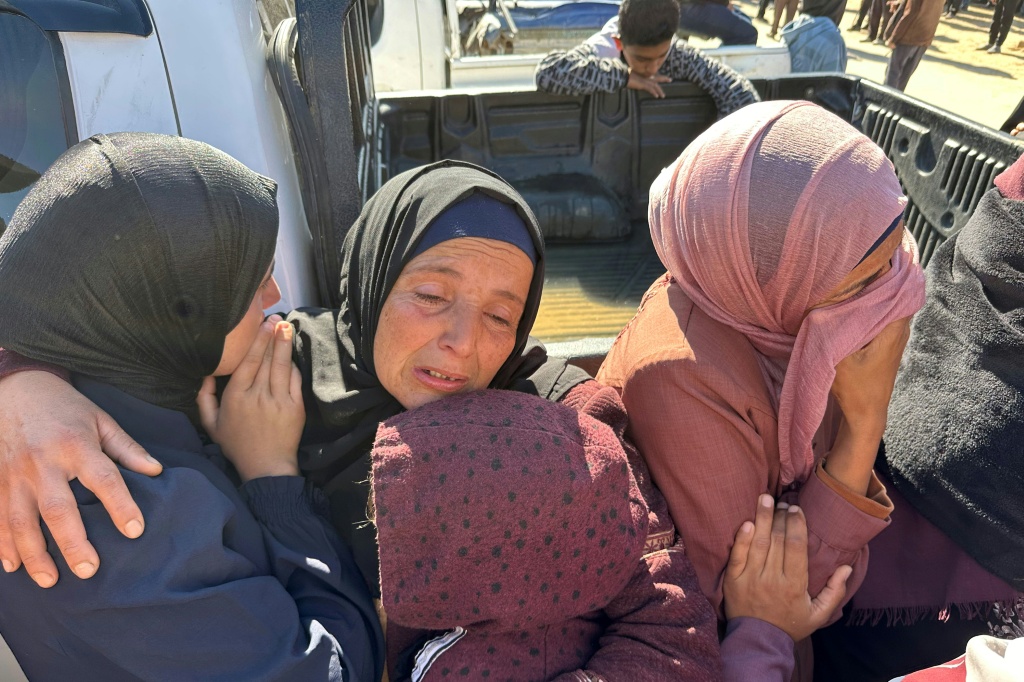 فلسطينيون يبكون اقاربهم في جنازة بعد غارات إسرائيلية في خانيونس جنوب قطاع غزة في 23 آذار/مارس 2025. (ا ف ب)