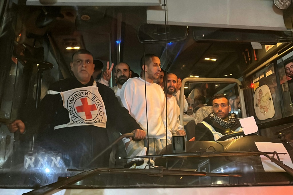معتقلون فلسطينيون أفرجت عنهم إسرائيل لدى وصولهم إلى المستشفى الأوروبي في خان يونس جنوب قطاع غزة في 27 شباط/فبراير 2025 (ا ف ب)   