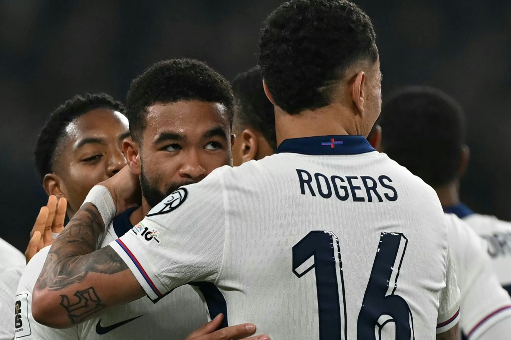 ريس جيمس (الثاني من اليسار) يحتفل مع زملائه في المنتخب الإنكليزي بعد التسجيل ضد لاتفيا في تصفيات مونديال 2026. لندن في 24 اذار/مارس 2025 (أ ف ب)   