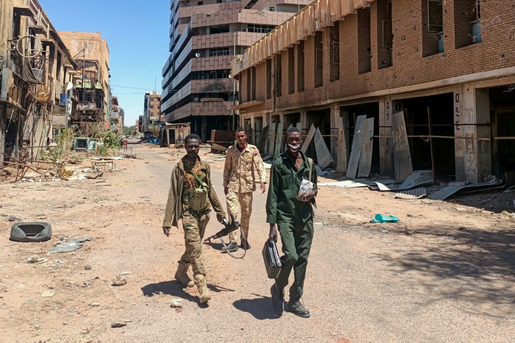 مقاتلون مع الجيش السوداني في منطقة في الخرطوم في 24 آذار/مارس 2025 (أ ف ب)   