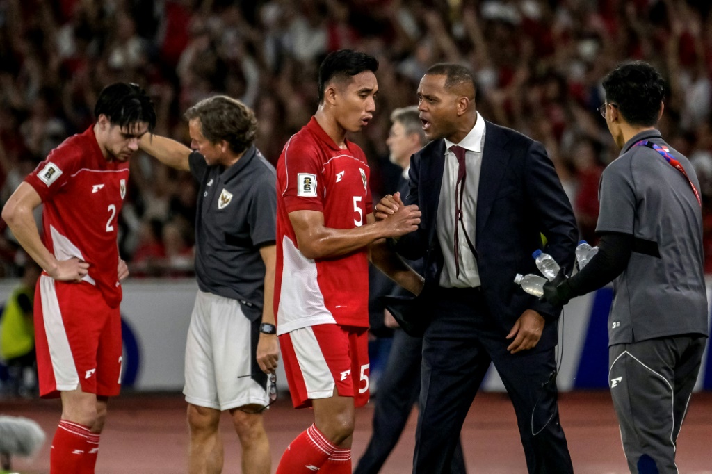 الهولندي باتريك كلويفرت (يمين) يحتفل بهدف إندونيسيا في مرمى البحرين ضمن التصفيات المؤهلة إلى نهائيات كأس العالم 2026 في كرة القدم. جاكرتا، الثلاثاء في 25 آذار/مارس 2025 (ا ف ب)   