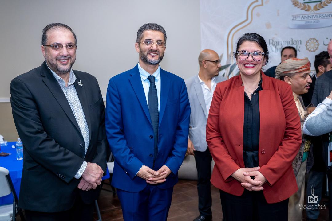 أ.سفيان نبهان المدير التنفيذي للمركز الاسلامي في ديترويت والى جواره رشيدة طليب عضة الكوغنغرس والدكتور أمير غالب عمدة هامترامك (الأمة برس)