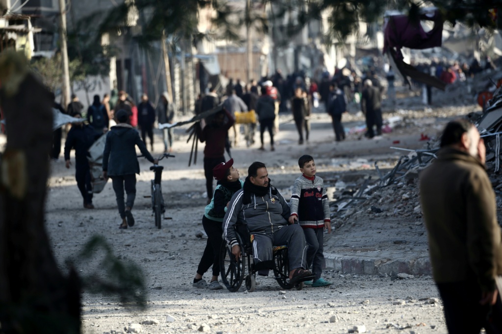أوضح دوجاريك أن الهجمات الجوية الإسرائيلية المتواصلة و"أوامر الإخلاء" واستمرار حجب المساعدات الإنسانية، زاد من سوء الوضع في القطاع (أ ف ب)