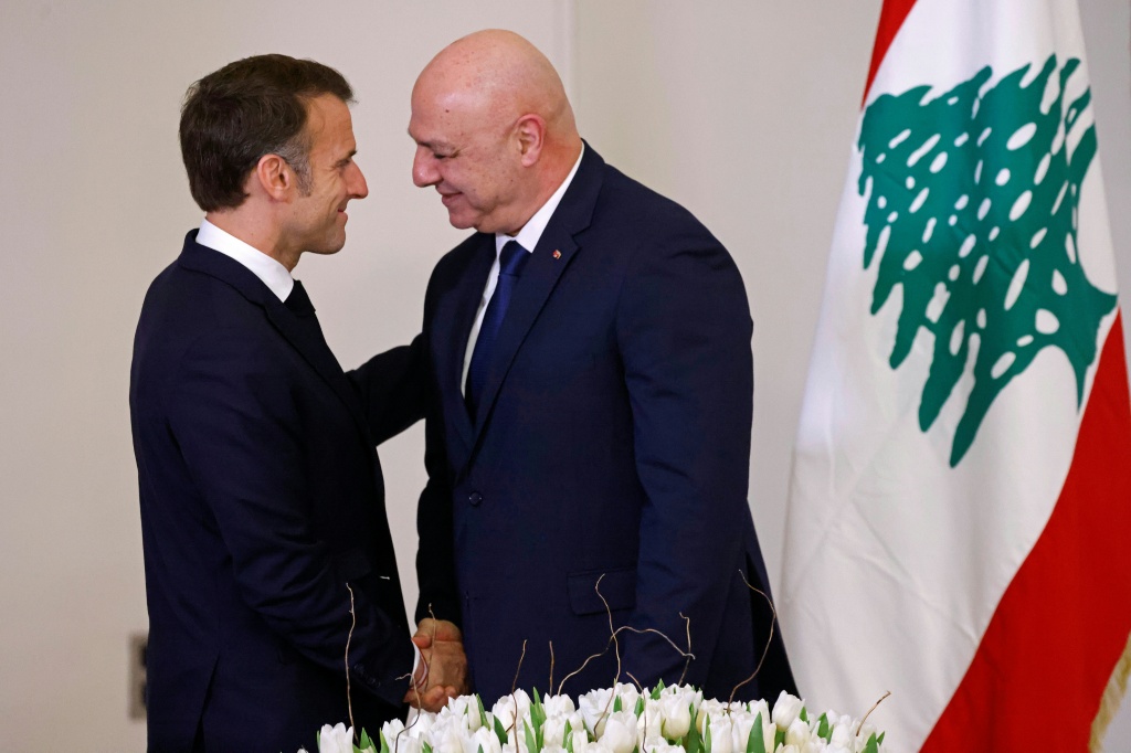    الرئيس اللبناني جوزاف عون يستقبل نظيره الفرنسي إيمانويل ماكرون في القصر الرئاسي في بعبدا في 17 كانون الثاني/يناير 2025 (أ ف ب)   