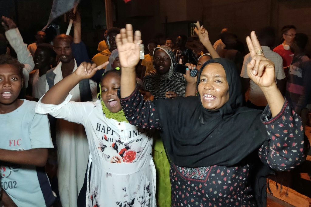 سودانيون في شوارع بورتسودان للاحتفال بسيطرة الجيش على الخرطوم في 26 آذار/مارس 2025 ( ف ب)   