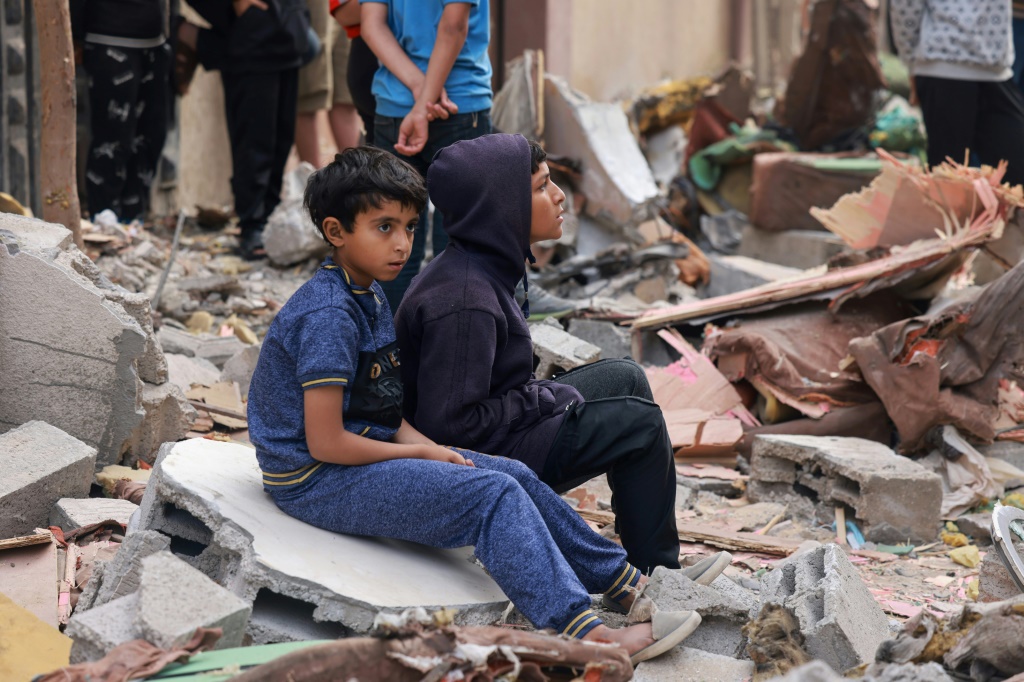 أكد مرداوي أن القوى الفلسطينية تعاملت مع هذه المبادرات بمسؤولية وجدية "إلا أن الاحتلال تنصل من التفاهمات ونكث وعوده للوسطاء وعاد إلى سياسة القتل والتصعيد" (ا ف ب)
