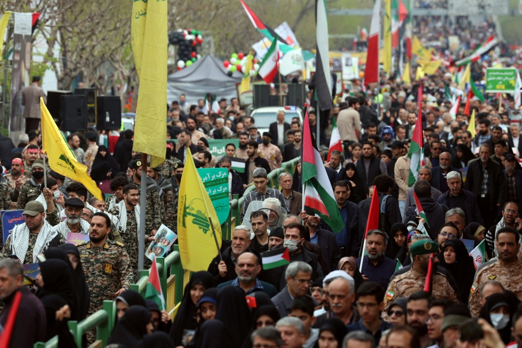 متظاهرون ايرانيون في طهران احياء ليوم القدس العالمي في 28 اذار/مارس 2025 (ا ف ب)   