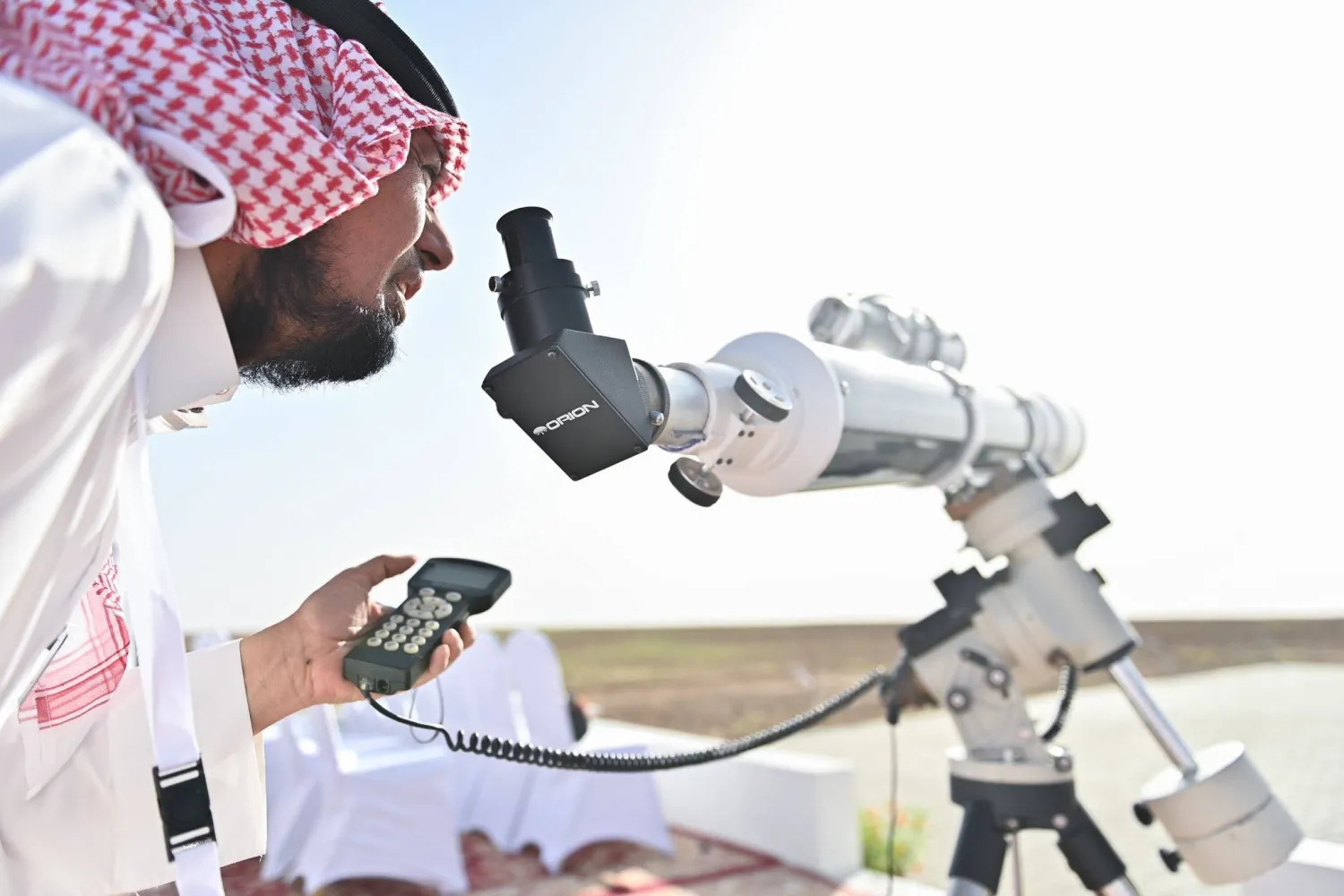 لحظة ترائي هلال شهر شوال في المرصد الفلكي بحوطة سدير مساء السبت (جامعة المجمعة)