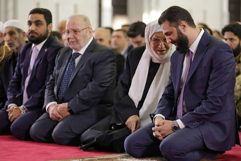 الرئيس السوري أحمد الشرع خلال صلاة اليوم الأول من عيد الفطر في قصر الشعب في دمشق في 31 آذار/مارس 2025 (أ ف ب)