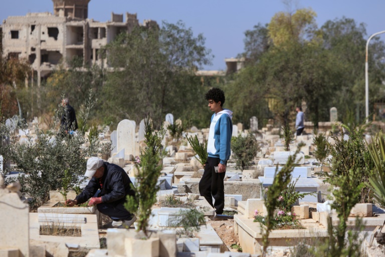 سوريون يزورون مقابر أحباء في اليوم الأول من عيد الفطر في مخيم اليرموك في دمشق في 31 آذار/مارس 2025 (أ ف ب)