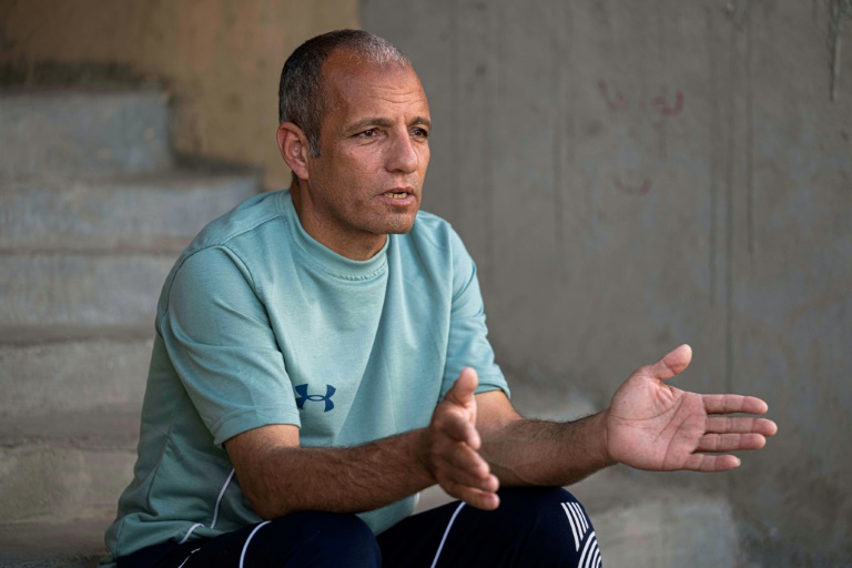 المصري محمد شعبان (43 عاما) في مقابلة مع وكالة فرانس برس من منزله في قرية كفر أبو شنب جنوب غرب القاهرة في 25 آذار/مارس 2025 (أ ف ب)