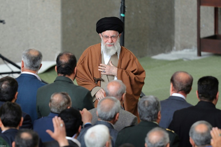 صورة نشرها مكتب المرشد الأعلى الإيراني آية الله علي خامنئي تظهر وصوله إلى المصلى الكبير في طهران، في 31 آذار/مارس 2025 (أ ف ب)