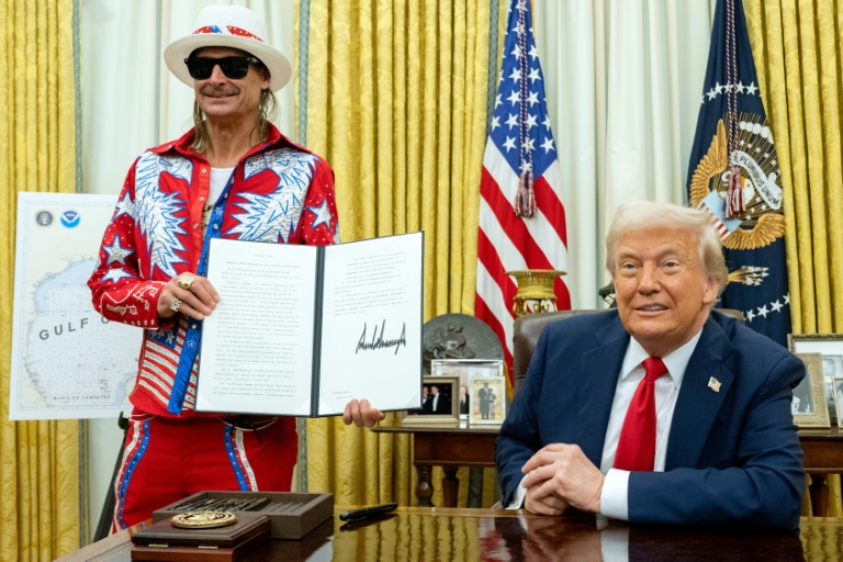 المغني كيد روك يحمل في المكتب البيضاوي بالبيت الأبيض في 31 آذار/مارس 2025 الأمر التنفيذي الذي وقعه الرئيس الأميركي دونالر ترامب والرامي إلى الحد من أسعار تذاكر الحفلات الموسيقية والعروض الفنية من خلال استهداف معيدي بيعها (أ ف ب)