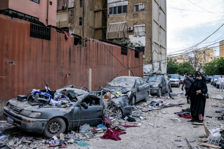 سكان يتفقدون الأضرار الناتجة عن غارة إسرائيلية في ضاحية بيروت الجنوبية في الأول من نيسان/أبريل 2025 (أ ف ب)