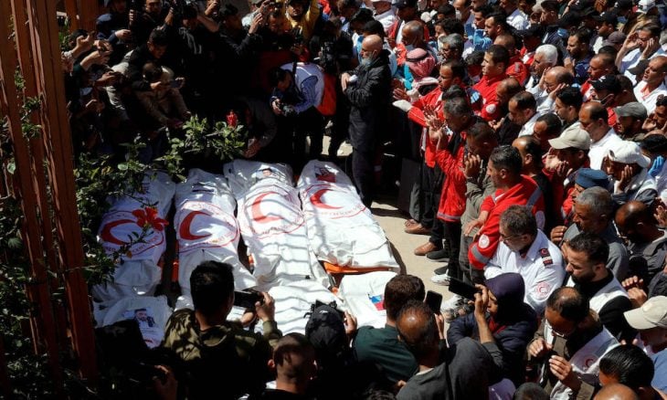 فلسطينيون يشيعون المسعفين الذين أعدمتهم قوات الاحتلال الإسرائيلي أثناء مهمة إنقاذ (لقطة شاشة)