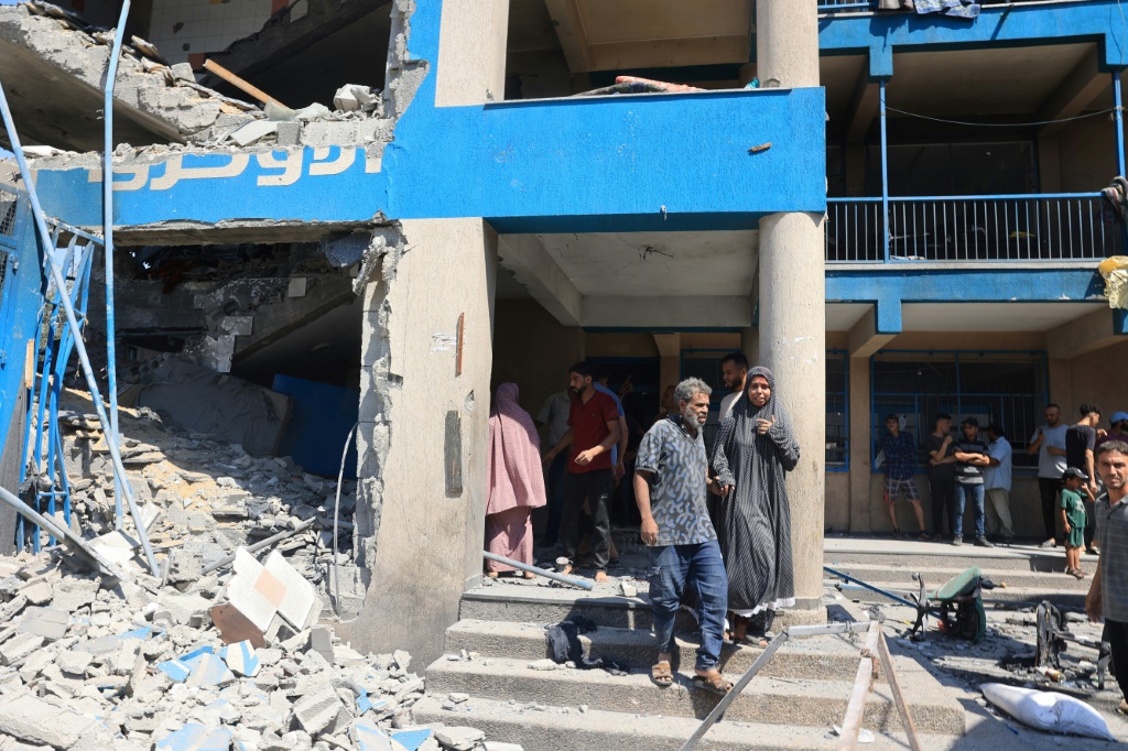 أضاف لازاريني: حتى الأنقاض أصبحت أهدافاً، حيث استهدفت القوات الإسرائيلية مبنى الأونروا في جباليا شمال غزة" (ا ف ب)